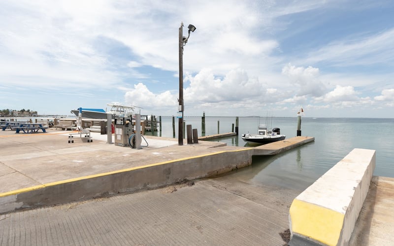 A boat is docked at a dock in the ocean.